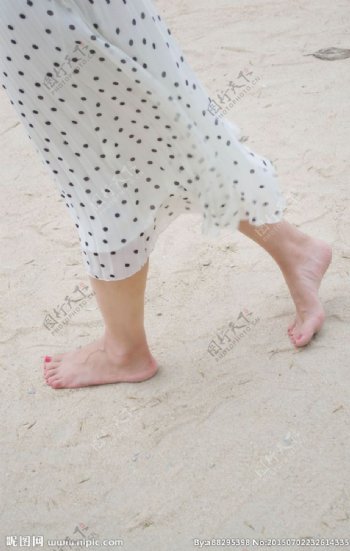 沙地光脚丫图片
