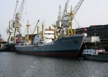 德国海港城市码头漂泊号轮船图片