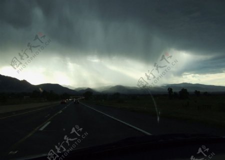 山水风景自然风景旅游印记风暴中的落基山脉山路开车落基山脉主道图片