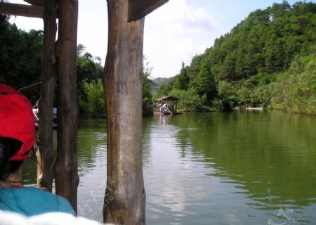 古东瀑布游湖图片