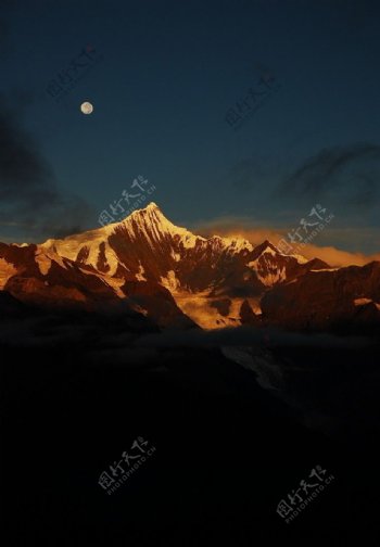 月光下的白马雪山图片