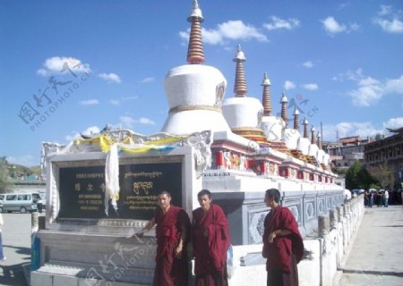 西宁塔尔寺白塔和僧人图片