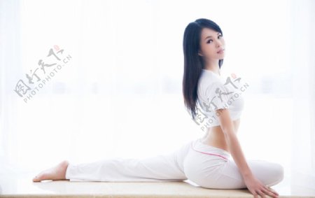 美女瑜伽教练萱萱图片