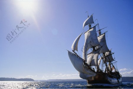 帆船航行图片