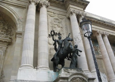 巴黎王宫大门左侧雕塑图片