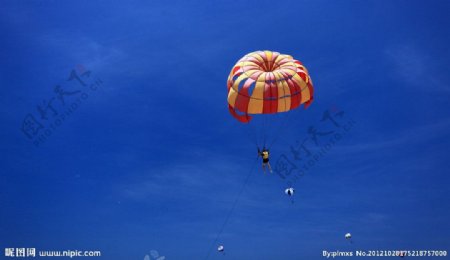巴厘岛海上滑翔伞图片