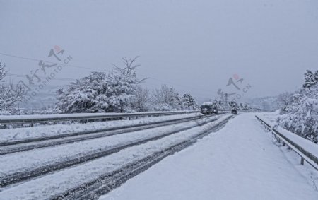 积雪公路图片