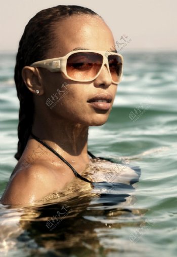 海上游泳的黑人女性图片