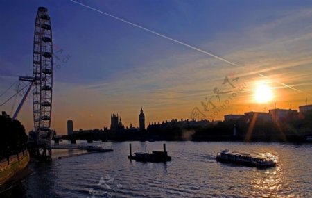 伦敦黄昏时泰晤士河图片