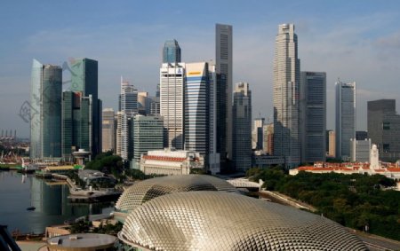 新加坡高楼下的滨海艺术中心图片