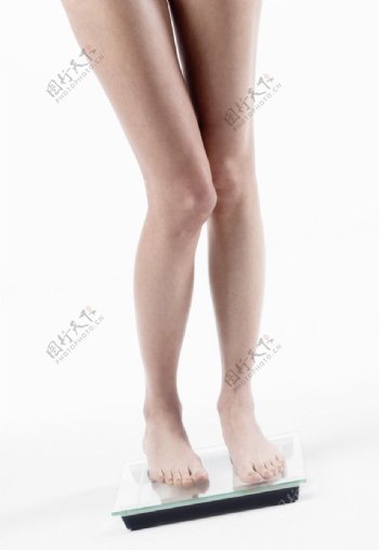 测量体重的性感美腿图片