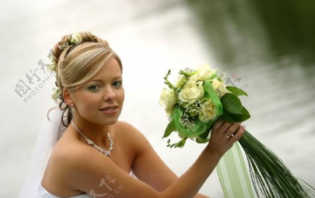 手拿玫瑰花的漂亮新娘图片
