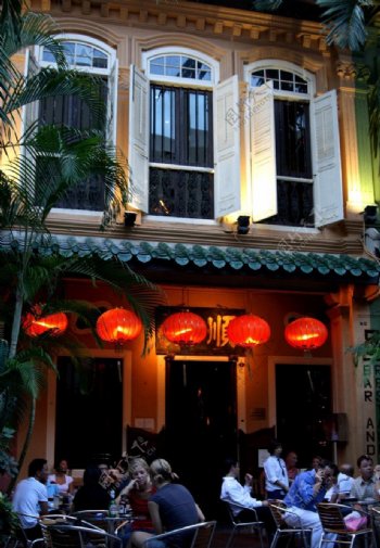 新加坡街上的露天酒吧图片