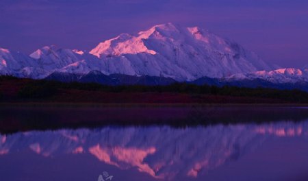 傍晚时分的阿拉斯山主峰图片