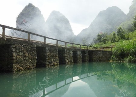 布泉山水石桥图片