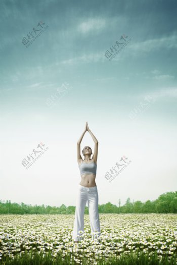 户外瑜珈美女图片