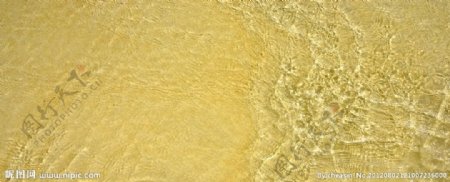 金色沙滩上的海水图片