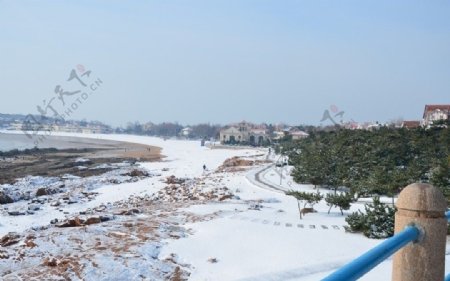 岸边雪景图片