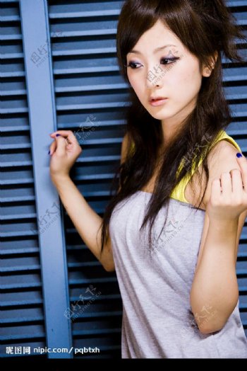 台湾网络人气美女果子MM酷酷的短裤图片