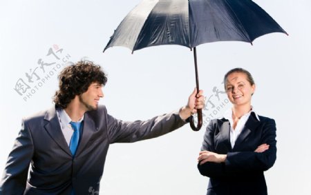 打雨伞给女老板的商务人物图片