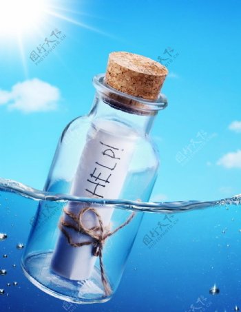 飘在水面玻璃瓶里面的求救信图片