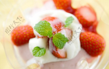 草莓奶油刨冰图片