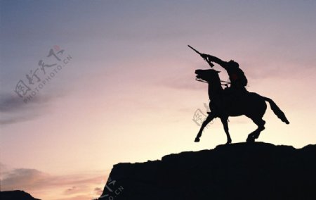古代战士骑马夕阳剪影图片