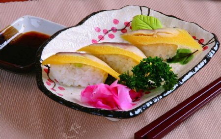 日本生鱼片金黄鱼籽寿司图片