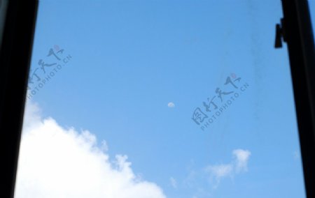 藍天白雲陪著不願離開的嫦娥图片