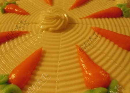 胡萝卜装饰图案奶油蛋糕图片