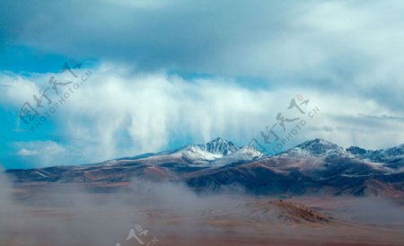 雪山地貌上的云团图片