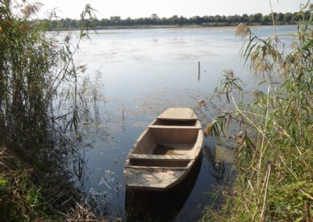 湖面小船图片