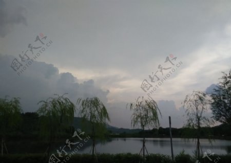 湖边傍晚风景图片