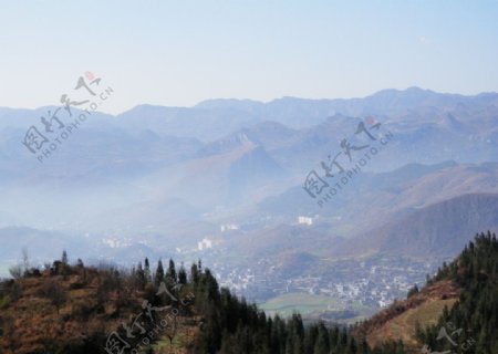 丹霞山俯瞰水塘图片