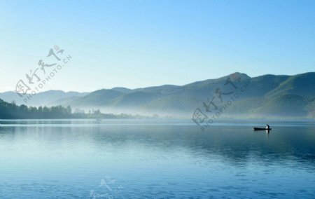 泸沽湖早上图片