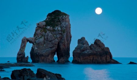 海滩巨石明月图片