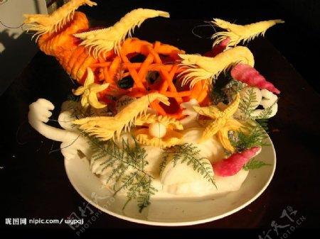 食品雕刻之群虾戏游图片