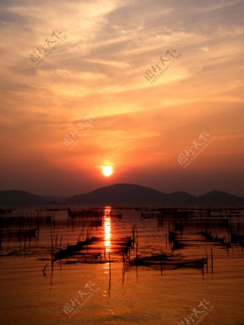 落日渔场图片