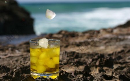 海边饮料饮料创意广告摄影图片