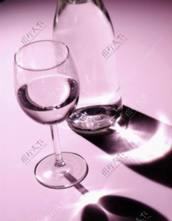 酒杯酒瓶图片