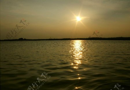 日落江边图片