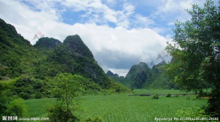 田野蓝天大山图片