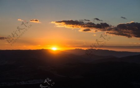 夕阳山峰图片