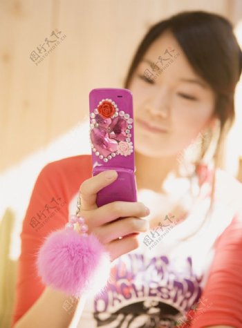 玩手机的女孩图片