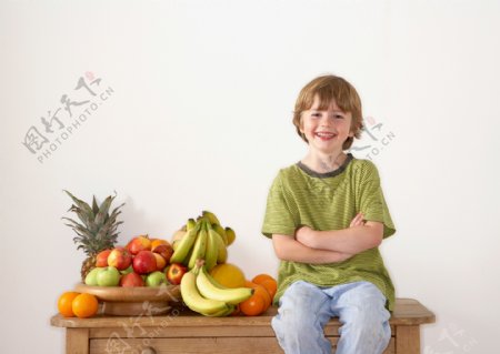 吃水果的孩子图片
