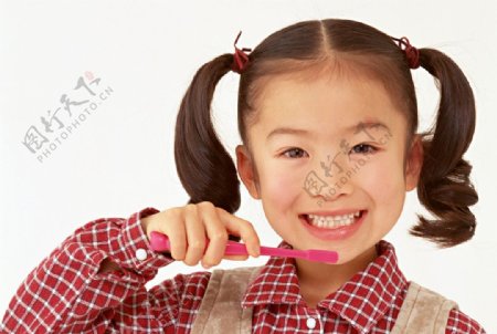 刷牙的小女孩图片