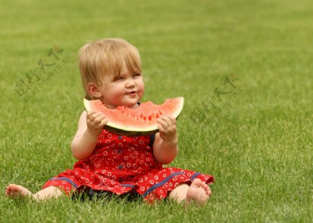草地上吃西瓜的小女孩图片