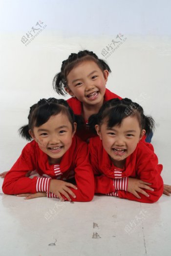 三胞胎姐妹图片