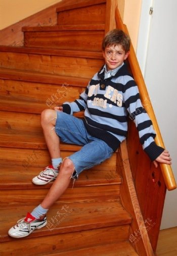 坐楼梯上微笑的男孩图片