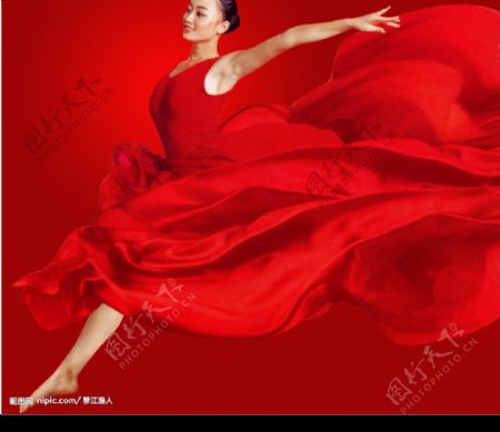 跳舞的红衣美女图片